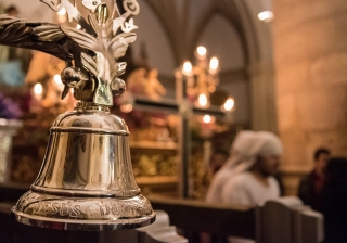 Primer plano de la campana del paso de Jesús del Calvario. Foto de Javier López