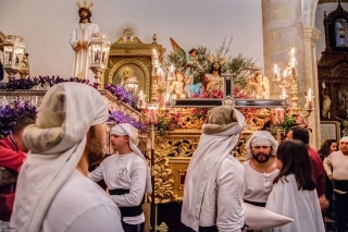 Costaleros ante los pasos. Foto de Javier López