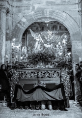 Viernes Santo. Los costaleros sacan en rodillas el paso de la Oración. Foto de Javier López