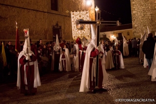 Viernes Santo. Cruz de guía y Estandarte. Foto de Javier Benito