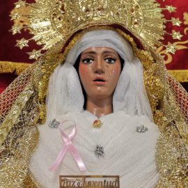 Nuestra Señora de la Paz y Juventud, con lazo rosa